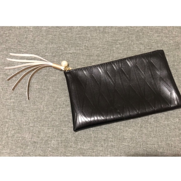Black zip up pouch with pearl and tassel - Picture 2 of 2